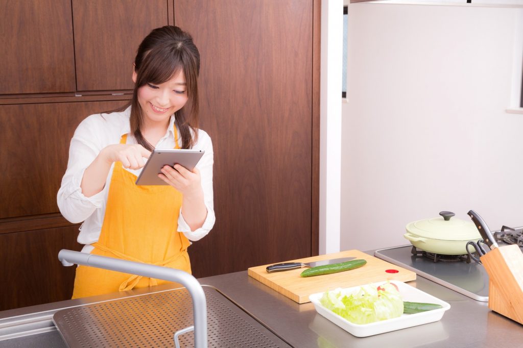 女性　料理